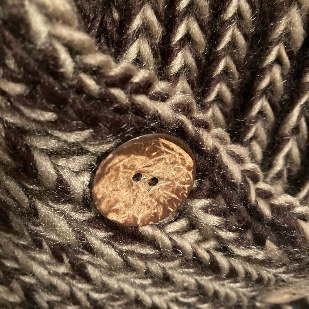 🍃 Crochet Thick Button Shawl Scarf - Picture 4 of 5